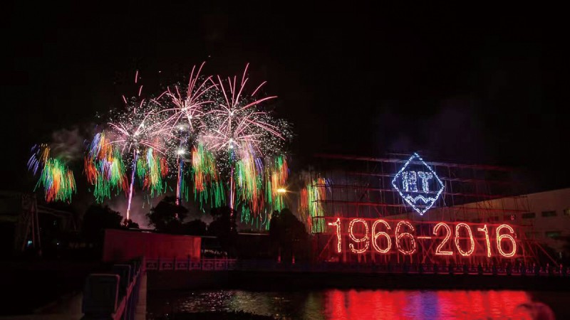 絢麗煙花閃亮夜空，共祝愿海天五十華誕1