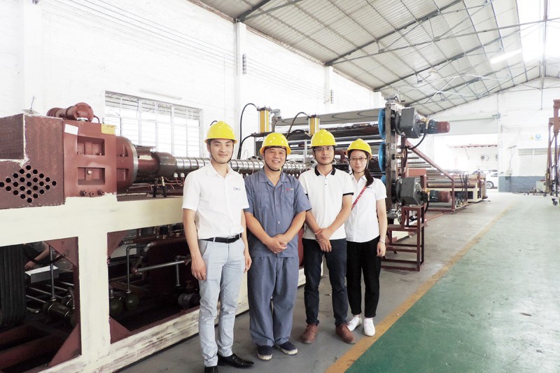 佛山市順德區(qū)小珊塑料機(jī)械有限公司劉小珊(左二)