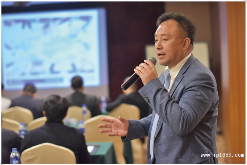 順德考特斯CEO陳俊添先生（圖一）與考特斯德國總部銷售總監(jiān)Alain-Cappelle（圖二）致歡迎辭及作公司介紹：擁有80多年歷史的考特斯是全球第一家生產(chǎn)商用擠出吹塑成型機的制造商，也是世界最大的擠出吹塑成型機械設備供應商之一。-(1)