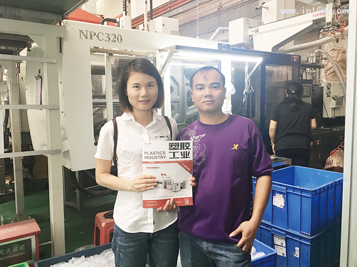 志旭塑料制品廠主管鄧逢強(右)