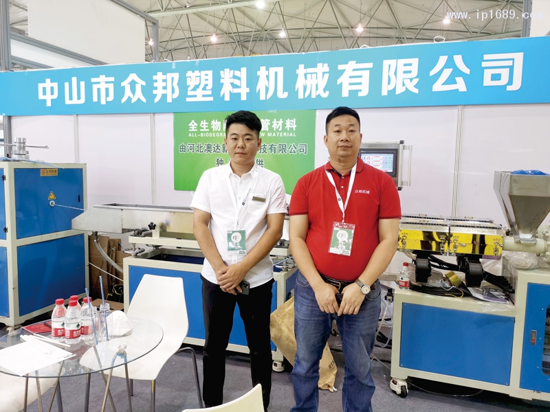 中山市眾邦塑料機械有限公司總經理黎生榮（右）