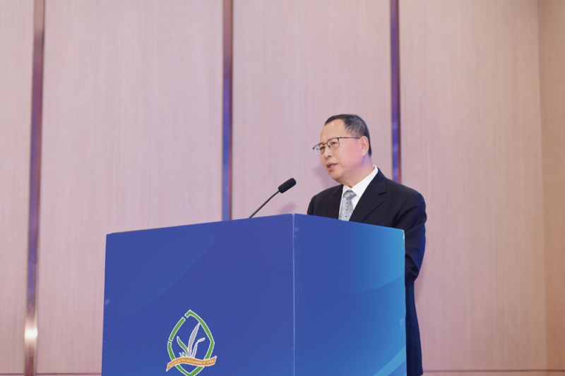 1-中國輕工業(yè)聯(lián)合會兼職副會長、中國塑料加工工業(yè)協(xié)會理事長王占杰